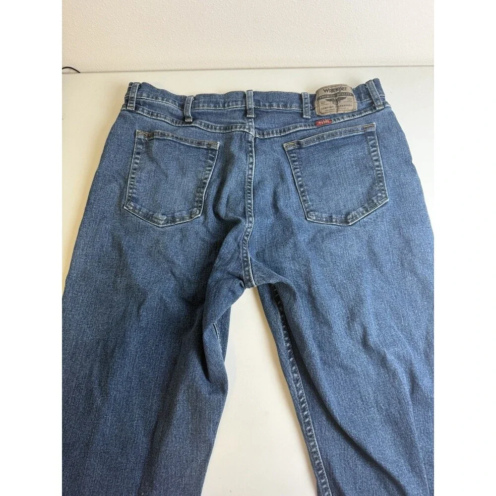 Wrangler Premium Quality Men's Blue Medium Wash Denim Straight Mid Rise 5-Pocket